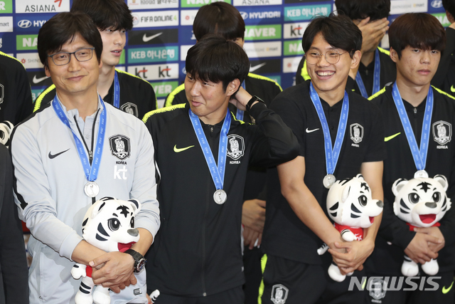 【인천공항=뉴시스】최진석 기자 = 2019 국제축구연맹(FIFA) U-20 월드컵서 준우승을 차지한 한국 U-20 축구대표팀 정정용(왼쪽부터) 감독과 이강인, 조영욱, 최준이 17일 오전 인천국제공항을 통해 귀국해 기념념촬영을 하며 미소짓고 있다. 2019.06.17. myjs@newsis.com