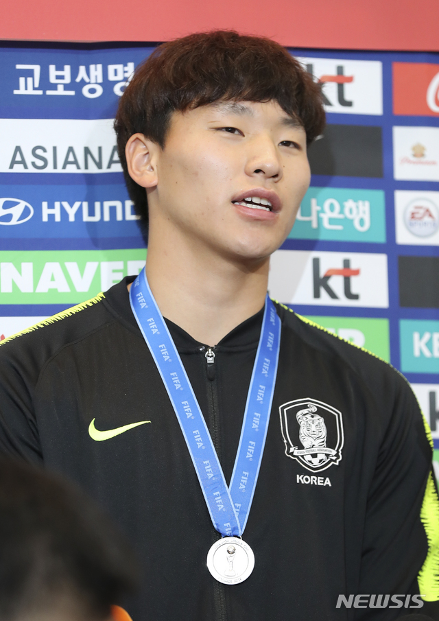 【인천공항=뉴시스】최진석 기자 = 2019 국제축구연맹(FIFA) U-20 월드컵서 준우승을 차지한 한국 U-20 축구대표팀 골키퍼 이광연이 17일 오전 인천국제공항을 통해 귀국해 인터뷰를 하고 있다. 2019.06.17. myjs@newsis.com