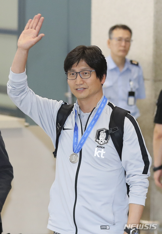 【인천공항=뉴시스】최진석 기자 = 2019 국제축구연맹(FIFA) U-20 월드컵서 준우승을 차지한 한국 U-20 축구대표팀 주장 정정용 감독이 17일 오전 인천국제공항을 통해 귀국하며 국민들에게 인사하고 있다. 2019.06.17. myjs@newsis.com