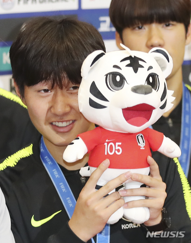 【인천공항=뉴시스】최진석 기자 = 2019 국제축구연맹(FIFA) U-20 월드컵서 준우승을 차지한 한국 U-20 축구대표팀 이강인이 17일 오전 인천국제공항을 통해 귀국해 포즈를 취하고 있다. 2019.06.17. myjs@newsis.com