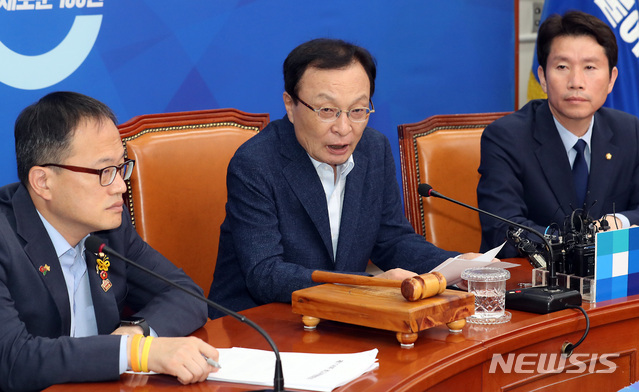 【서울=뉴시스】이종철 기자&nbsp; = 17일 서울 여의도 국회에서 열린 더불어민주당 최고위원회의에서 이해찬 대표가 모두발언을 하고 있다. 2019.06.17. jc4321@newsis.com