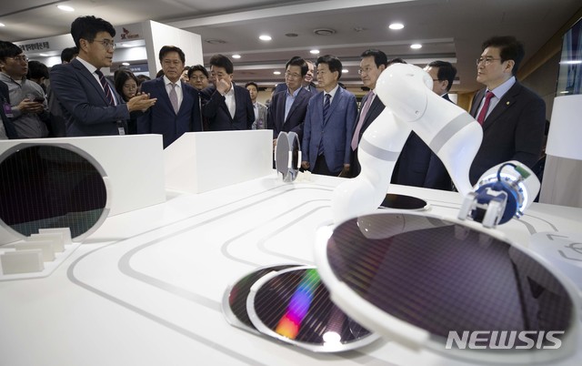 【서울=뉴시스】고승민 기자 = 17일 국회에서 열린 양자정보통신포럼에 참석한 유영민 과학기술정보통신부 장관과 박정호 SKT 사장, 노웅래 국회 과기정위원장 등 주요 참석자들이 양자보안을 이용한 반도체 생산과정 시연을 지켜보고 있다. 2019.06.17.&nbsp; photo@newsis.com