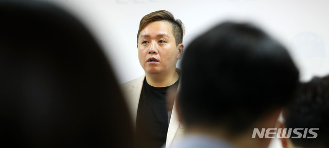 【서울=뉴시스】박주성 기자 = 임태훈 군인권센터장이 17일 오전 서울 마포구 군인권센터에서 기무사 간첩조작사건 수사 촉구 긴급 기자회견을 하고 있다. 2019.06.17. park7691@newsis.com