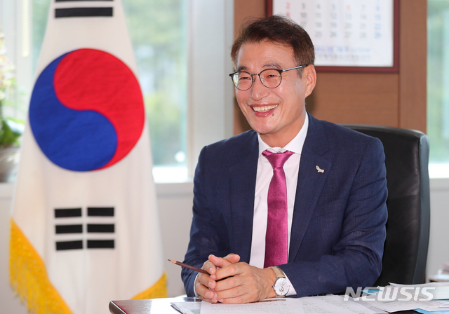 【제주=뉴시스】우장호 기자 = 문대림 제주국제자유도시개발센터(JDC) 이사장이 17일 오전 제주시 영평동 JDC 본사 3층 집무실에서 뉴시스와 인터뷰를 하고 있다. 2019.06.17. woo1223@newsis.com