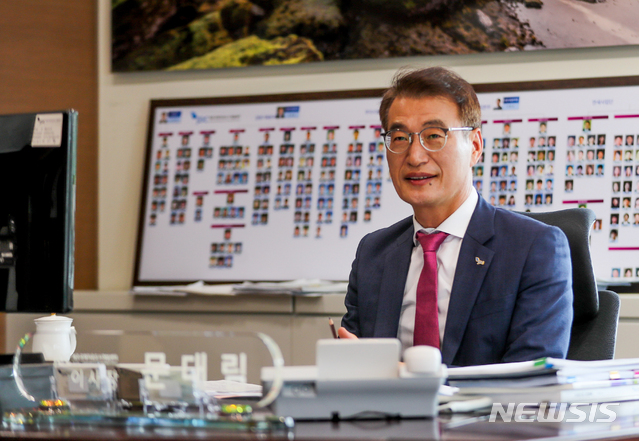 【제주=뉴시스】우장호 기자 = 문대림 제주국제자유도시개발센터(JDC) 이사장이 17일 오전 제주시 영평동 JDC 본사 3층 집무실에서 뉴시스와 인터뷰를 하고 있다. 2019.06.17. woo1223@newsis.com