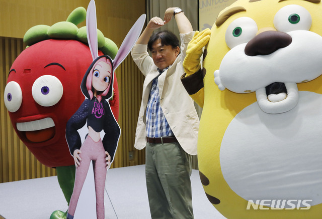 [서울=뉴시스]최동준 기자 = 17일 서울 중구 서울시청에서 열린 서울 만화 애니메이션 위크 공동 기자 간담회에서 방중혁 조직위원장이 디지털 연예인 홍보대사 아뽀키와 기념촬영을 하고 있다. 2019.06.17. photocdj@newsis.com 이 사진은 기사와 직접적인 관련 없음.