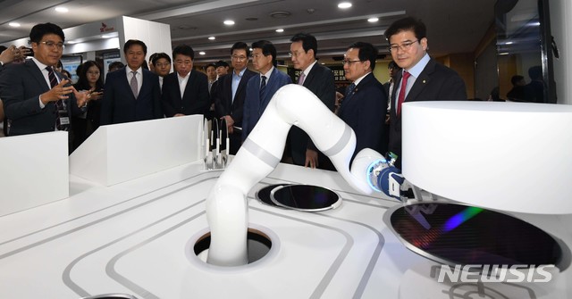 【서울=뉴시스】고승민 기자 = 양자정보통신포럼 창립식 및 美 허드슨연구소 허먼 박사 초청 특별대담이 17일 서울 국회 의원회관에서 열렸다. 유영민 과학기술정보통신부 장관과 박정호 SKT 사장, 노웅래 국회 과기정위원장 등 주요 참석자가 5G 양자보안기술이 탑재된 협동로봇의 반도체 생산과정 시연을 보고 있다. 2019.06.17. photo@newsis.com