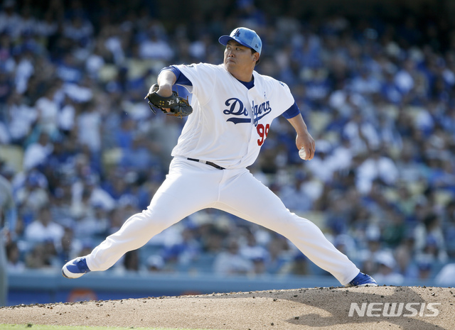 【로스앤젤레스=AP/뉴시스】LA 다저스의 선발투수 류현진이 16일(현지시간) 미 캘리포니아주 로스앤젤레스의 다저스 스타디움에서 열린 2019 메이저리그 시카고 컵스와의 경기 5회 투구하고 있다. 류현진은 7이닝 7피안타 2실점(비자책), 탈삼진 8개로 평균자책점을 1.36에서 1.26으로 줄였으며 2-2 동점인 8회 교체됐다. 다저스는 3-2로 역전승했다. 2019.06.17. 