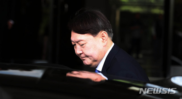 【서울=뉴시스】추상철 기자 = 신임 검찰총장 후보자로 지명된 윤석열 서울중앙지방검찰청장이 17일 오전 서울 서초구 서울중앙지방검찰청을 나서고 있다. 2019.06.17.&nbsp; scchoo@newsis.com