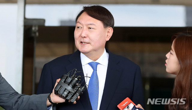 【서울=뉴시스】추상철 기자 = 신임 검찰총장 후보자로 지명된 윤석열 서울중앙지방검찰청장이 17일 오전 서울 서초구 서울중앙지방검찰청을 나서며 취재진의 질문에 답변하고 있다. 2019.06.17. scchoo@newsis.com
