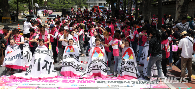 【서울=뉴시스】전신 기자 = 17일 서울 종로구 청와대 사랑채 옆 도로에서 학교비정규직 여성노동자들이 총파업 승리 삭발 투쟁 결의대회를 하고 있다. 2019.06.17. photo1006@newsis.com