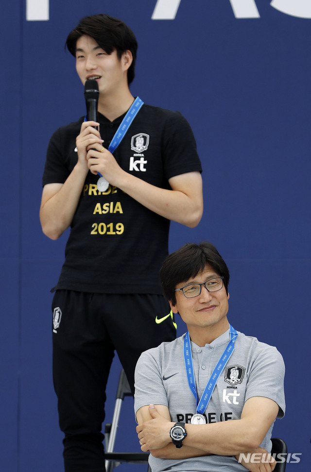 【서울=뉴시스】최동준 기자 = 17일 서울 중구 서울광장에서 열린 U-20 국가대표팀 환영 행사에서 정정용 감독이 김정민의 팬들 질문에 답변을 듣던 중 미소짓고 있다. 2019.06.17 photocdj@newsis.com