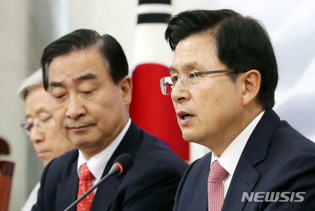 【서울=뉴시스】 박영태 기자 = 17일 오후 서울 여의도 국회에서 열린 자유한국당 국가안보위원회 안보세미나에서 황교안 대표가 인사말을 하고 있다. 2019.06.17. since1999@newsis.com