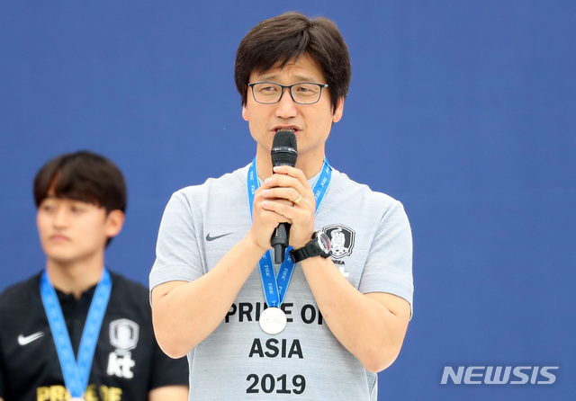 【서울=뉴시스】이영환 기자 = 17일 오후 서울 중구 서울광장에서 열린 FIFA U-20 월드컵 대표팀 환영식에서 정정용 감독이 소감을 하고 있다. 2019.06.17.  20hwan@newsis.com