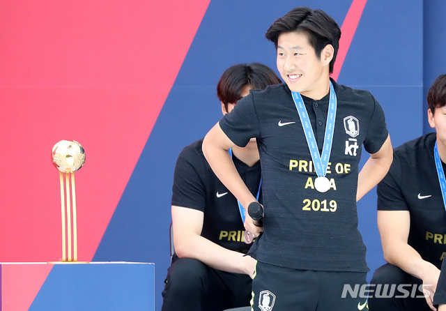 【서울=뉴시스】이영환 기자 = 17일 오후 서울 중구 서울광장에서 열린 FIFA U-20 월드컵 대표팀 환영식에서 이강인이 사회자의 질문을 들은 후 미소짓고 있다. 2019.06.17. 20hwan@newsis.com