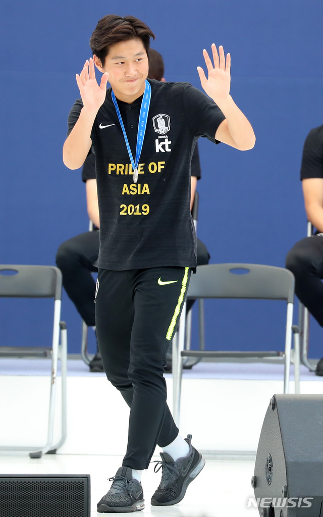 【서울=뉴시스】이영환 기자 = 17일 오후 서울 중구 서울광장에서 열린 FIFA U-20 월드컵 대표팀 환영식에 이강인이 참석하고 있다. 2019.06.17. 20hwan@newsis.com