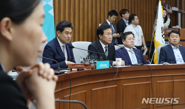 【서울=뉴시스】고승민 기자 = 17일 서울 여의도 국회에서 열린 바른미래당 의원총회에서 오신환 원내대표가 발언하고 있다. 2019.06.17. kkssmm99@newsis.com