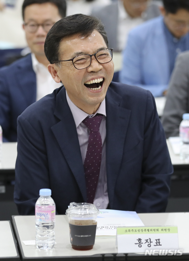 【서울=뉴시스】최진석 기자 = 홍장표 소득주도성장특별위원회 위원장이 17일 오후 종로구 서울글로벌센터 국제회의장에서 소득주도성장특별위원회 주최로 진행된 '함께 잘 사는 포용국가, 소득격차 현황과 개선방안' 토론회에 참석해 밝을 표정을 짓고 있다. 2019.06.17. myjs@newsis.com