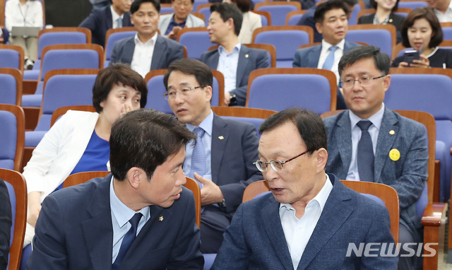 【서울=뉴시스】이종철 기자&nbsp; = 17일 서울 여의도 국회에서 열린 더불어민주당 의원총회에서 이해찬 대표와 이인영 원내대표가 심각하게 의견을 나누고 있다. 2019.06.17. jc4321@newsis.com