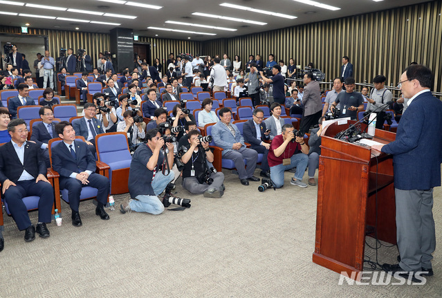 【서울=뉴시스】이종철 기자&nbsp; = 17일 서울 여의도 국회에서 열린 더불어민주당 의원총회에서 이해찬 대표가 모두발언을 하고 있다. 2019.06.17. jc4321@newsis.com