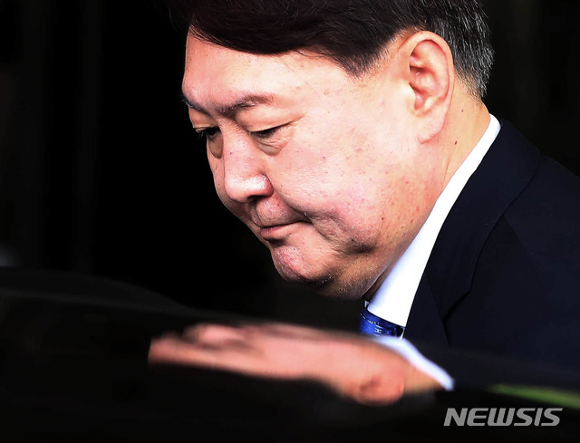 【서울=뉴시스】추상철 기자 = 신임 검찰총장 후보자로 지명된 윤석열 서울중앙지검장이 지난달 17일 오전 서울 서초구 서울중앙지방검찰청을 나서고 있다. 2019.06.17.&nbsp; scchoo@newsis.com
