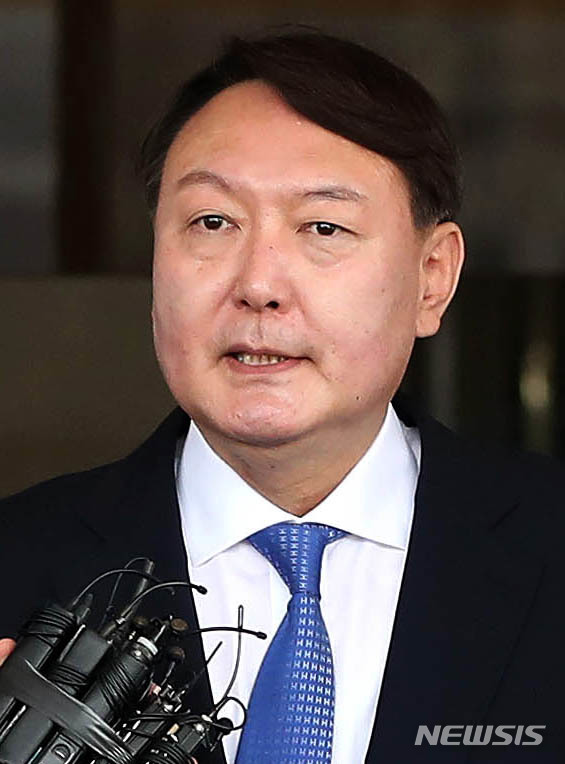 【서울=뉴시스】추상철 기자 = 신임 검찰총장 후보자로 지명된 윤석열 서울중앙지방검찰청장이 17일 오전 서울 서초구 서울중앙지방검찰청을 나서며 취재진의 질문에 답변하고 있다. 2019.06.17.&nbsp; scchoo@newsis.com 