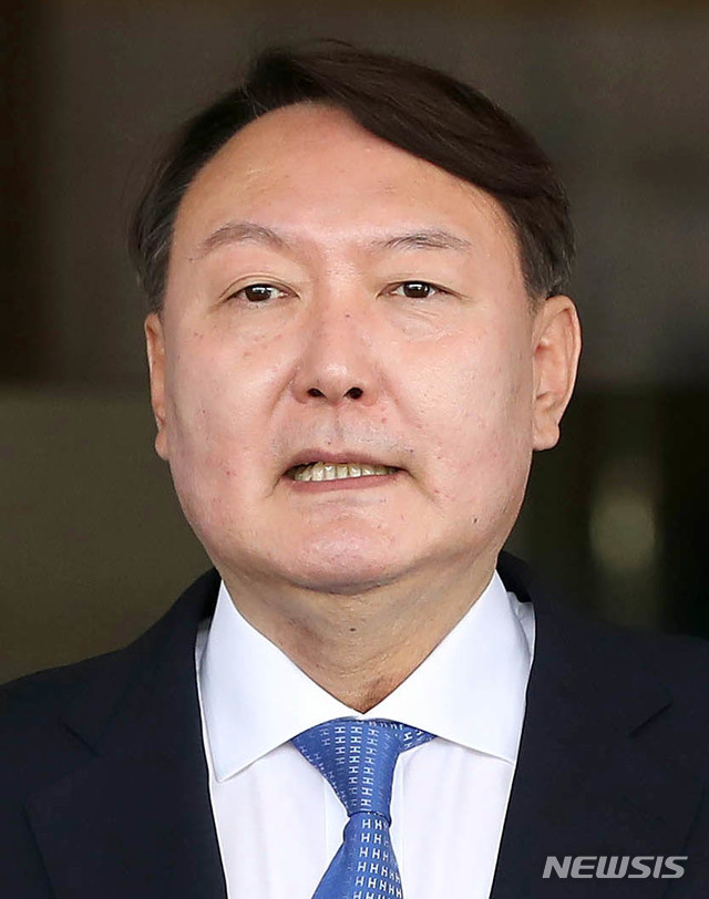 【서울=뉴시스】추상철 기자 = 신임 검찰총장 후보자로 지명된 윤석열 서울중앙지방검찰청장이 17일 오전 서울 서초구 서울중앙지방검찰청을 나서며 취재진의 질문에 답변하고 있다. 2019.06.17. scchoo@newsis.com