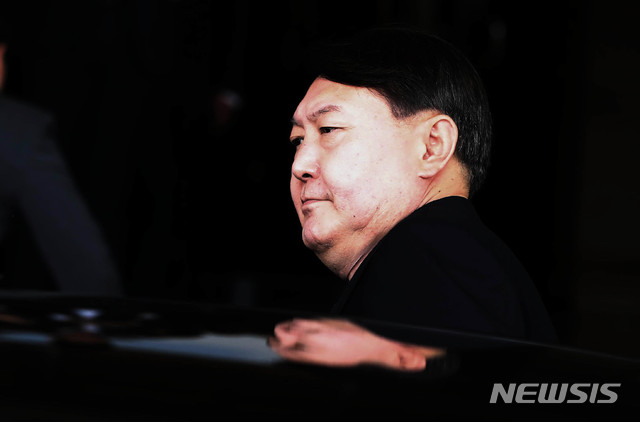 【서울=뉴시스】추상철 기자 = 윤석열 서울중앙지방검찰청장이 지난 17일 오전 서울 서초구 서울중앙지방검찰청을 나서고 있다. 2019.06.17. scchoo@newsis.com