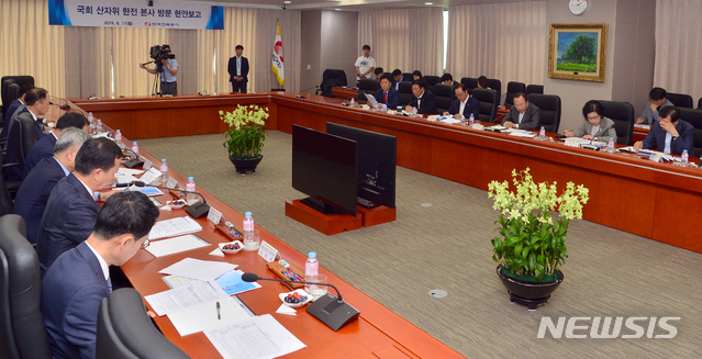 【나주=뉴시스】변재훈 기자 = 홍일표 산업통상자원중소벤처기업위원회 위원장 등 국회 산자위 소속 자유한국당 의원들이 17일 오후 전남 나주 빛가람동 한국전력 본사를 방문해 현안보고를 청취하고 있다. 2019.06.17. wisdom21@newsis.com