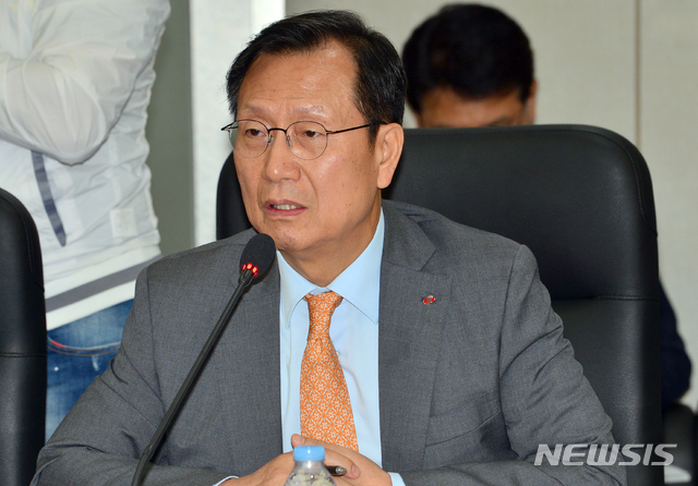 【나주=뉴시스】변재훈 기자 = 홍일표 산업통상자원중소벤처기업위원회 위원장 등 국회 산자중기위 소속 자유한국당 의원들이 17일 오후 전남 나주 빛가람동 한국전력 본사를 방문한 가운데 김종갑 한전 사장이 질의에 답하고 있다. 2019.06.17. wisdom21@newsis.com