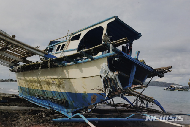 【산호세(옥시덴탈민도로)=AP/뉴시스】필리핀 중부 민도로섬 서부 옥시덴탈민도로 주 산호세이 한 해변에 중국 선박의 충돌로 침몰했던 필리핀 어선이 놓여져 있다. 지난 9일 이 어선은 필리핀 남서쪽 팔라완 섬에서 약 150㎞ 떨어진 필리핀의 배타적경제수역(EEZ) 내에서 중국 선박과 충돌해 침몰했다. 2019.06.18.