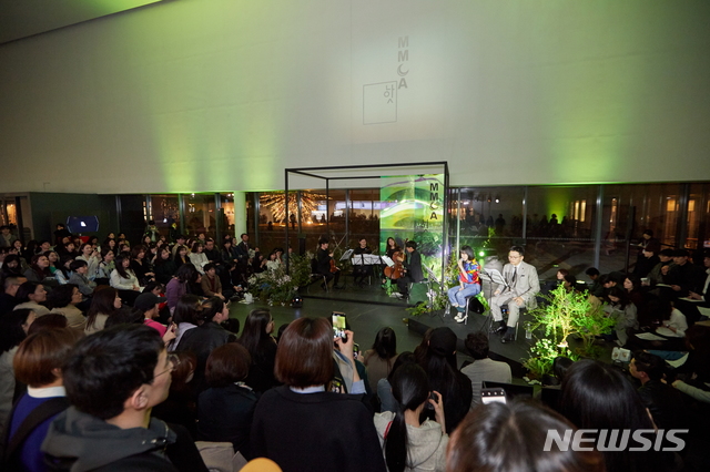 【서울=뉴시스】'MMCA 나잇-체실 비치에서' 행사 장면. 사진 국립현대미술관 제공 