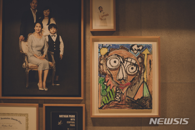 박사장네 벽에 걸린 아들 다송의 자화상