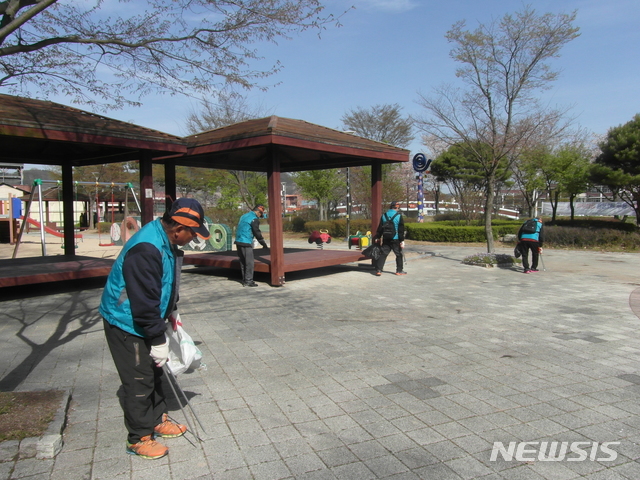  【영동=뉴시스】충북 영동군 노인 일자리 사업에 참여한 공공시설관리지키미들이 공공시설 주변 환경을 정비하는 모습.(사진=영동군 제공)&nbsp; photo@newsis.com 