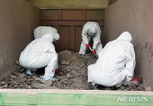 【제주=뉴시스】우장호 기자 = 제주 동부경찰서는 지난 15일 경기도 김포시 소재 한 쓰레기 소각장에서 '전 남편 살해 사건'의 피해자 강모(36)씨의 것으로 추정되는 뼛조각 40여점을 발견해 국립과학수사원에 감정을 의뢰했다고 18일 밝혔다. 사진은 수습에 나선 경찰이 소각장에서 뼛조각을 수거하고 있는 모습. 2019.06.18. (사진=제주 동부경찰서 제공) woo1223@newsis.com