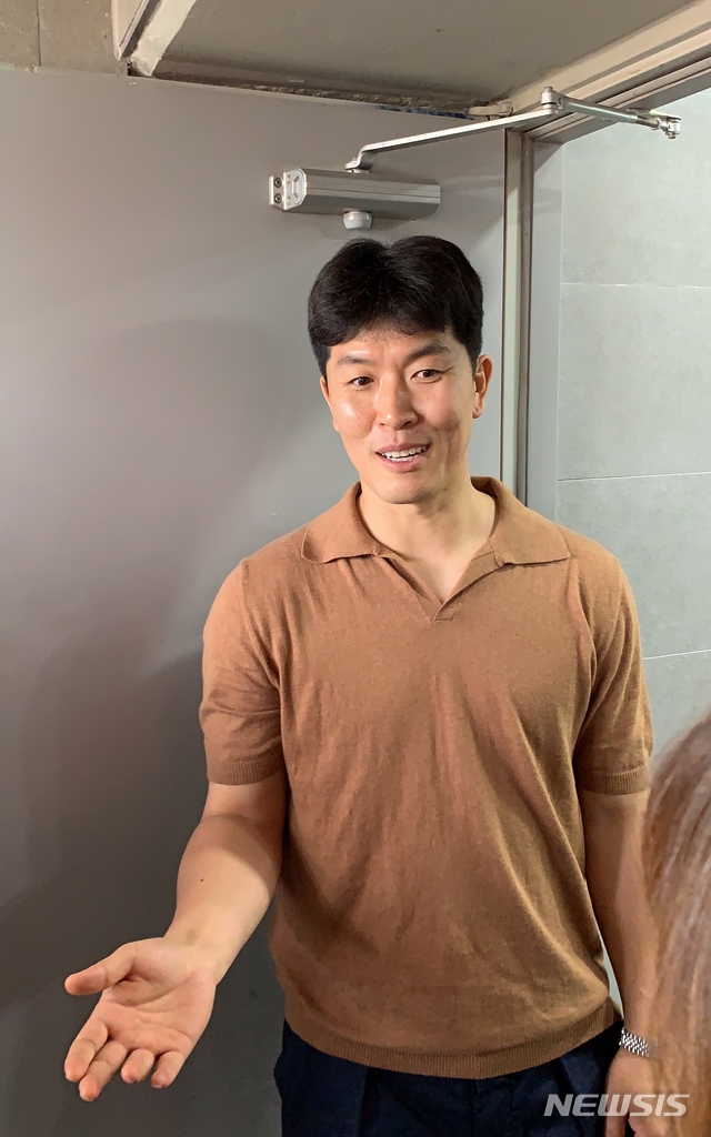 【광주=뉴시스】 김병현이 18일 광주-기아 챔피언스 필드에서 취재진과 이야기를 나누고 있다. 2019.06.18&nbsp; jinxijun@newsis.com