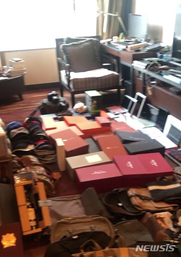 【서울=뉴시스】서울 마포경찰서는 10년간 회삿돈 370여억원을 빼돌린 A씨(51)를 특정경제범죄 가중처벌법상 횡령 혐의로 구속했다고 18일 밝혔다. A씨가 회사에 다니면서 주거지처럼 머물던 호텔에 보관해둔 고가 물품들. 2019.06.18(사진=마포서 제공)