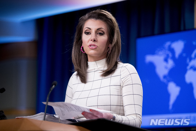 【워싱턴=AP/뉴시스】모건 오테이거스 국무부 대변인은 17일(현지시간) 정례 브리핑에서 질문에 답변하고 있다, 오테이거스 대변인은 이날 그는 김정은 북한 국무위원장이 비핵화 약속을 지킬 것으로 믿는다고 재차 강조했다. 2019.06.18 