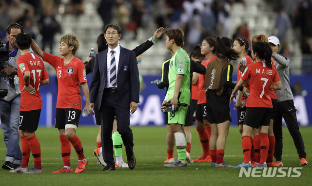 【랭스=AP/뉴시스】허탈해하는 여자축구대표팀