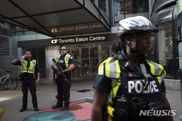 미 NBA우승 토론토팀 축하집회서 총격, 4명 중상 2명 체포 