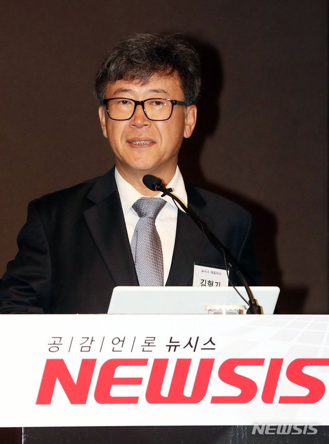 【서울=뉴시스】홍효식 기자 = 18일 오전 서울 소공동 플라자호텔 그랜드볼룸에서 열린 '100년 기업의 조건-상속, 이렇게 풀자'를 주제로 한 2019 뉴시스 포럼에서 김형기 뉴시스 대표이사가 인사말을 하고 있다. 2019.06.18. yesphoto@newsis.com