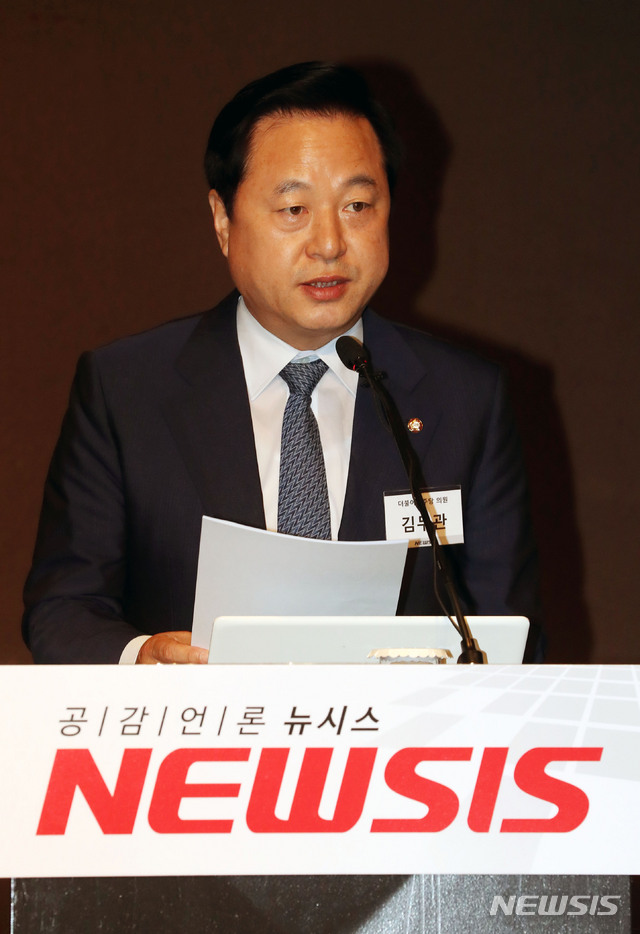 【서울=뉴시스】홍효식 기자 = 18일 오전 서울 소공동 플라자호텔 그랜드볼룸에서 열린 '100년 기업의 조건-상속, 이렇게 풀자'를 주제로 한 2019 뉴시스 포럼에서 더불어민주당 김두관 의원이 축사하고 있다. 2019.06.18.&nbsp; yesphoto@newsis.com