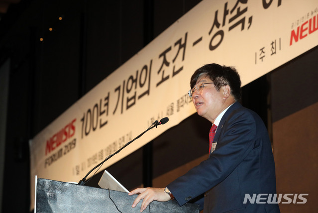 【서울=뉴시스】홍효식 기자 = 18일 오전 서울 소공동 플라자호텔 그랜드볼룸에서 열린 '100년 기업의 조건-상속, 이렇게 풀자'를 주제로 한 2019 뉴시스 포럼에서 자유한국당 이종구 의원이 축사하고 있다. 2019.06.18. yesphoto@newsis.com