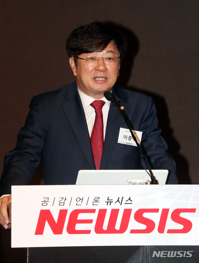 【서울=뉴시스】홍효식 기자 = 18일 오전 서울 소공동 플라자호텔 그랜드볼룸에서 열린 '100년 기업의 조건-상속, 이렇게 풀자'를 주제로 한 2019 뉴시스 포럼에서 자유한국당 이종구 의원이 축사하고 있다. 2019.06.18. yesphoto@newsis.com