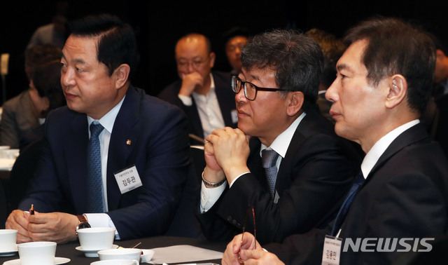 【서울=뉴시스】홍효식 기자 = 18일 오전 서울 소공동 플라자호텔 그랜드볼룸에서 열린 '100년 기업의 조건-상속, 이렇게 풀자'를 주제로 한 2019 뉴시스 포럼에서 김형기(가운데) 뉴시스 대표이사, 김두관 더불어민주당 의원, 김용민 연세대 법무대학원 겸임교수가 이성봉 서울여대 경영학과 교수의 기조강연을 경청하고 있다. 2019.06.18. yesphoto@newsis.com