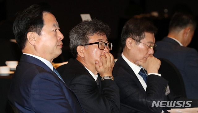 【서울=뉴시스】홍효식 기자 = 18일 오전 서울 소공동 플라자호텔 그랜드볼룸에서 열린 '100년 기업의 조건-상속, 이렇게 풀자'를 주제로 한 2019 뉴시스 포럼에서 김형기(가운데) 뉴시스 대표이사, 김두관 더불어민주당 의원, 김용민 연세대 법무대학원 겸임교수가 이성봉 서울여대 경영학과 교수의 기조강연을 경청하고 있다. 2019.06.18.&nbsp; yesphoto@newsis.com