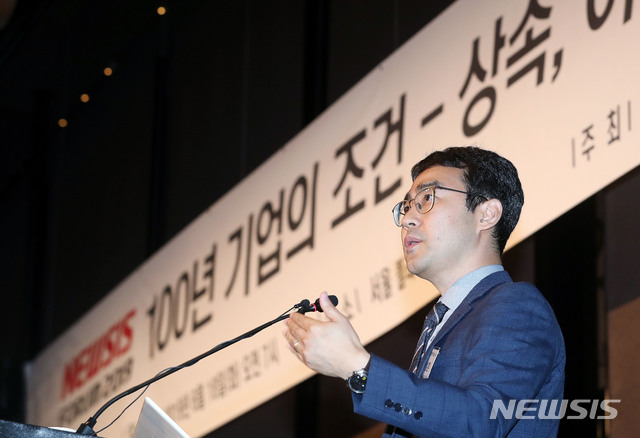 【서울=뉴시스】홍효식 기자 = 18일 오전 서울 소공동 플라자호텔 그랜드볼룸에서 열린 '100년 기업의 조건-상속, 이렇게 풀자'를 주제로 한 2019 뉴시스 포럼에서 강성훈 한양대 정책학과 교수가 '정부 상속세법 개정안' 관련 발제하고 있다. 2019.06.18.&nbsp; yesphoto@newsis.com