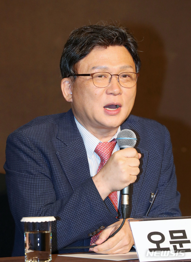 【서울=뉴시스】홍효식 기자 = 18일 오전 서울 소공동 플라자호텔 그랜드볼룸에서 열린 '100년 기업의 조건-상속, 이렇게 풀자'를 주제로 한 2019 뉴시스 포럼에서 오문성 한양여대 세무회계학과 교수가 패널토론을 하고 있다. 2019.06.18.&nbsp; yesphoto@newsis.com