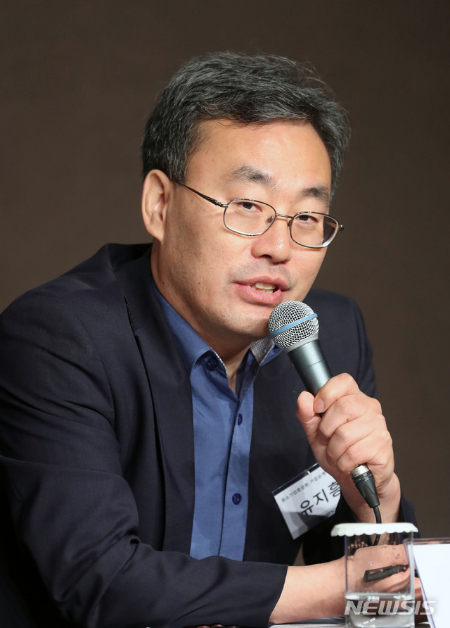 【서울=뉴시스】홍효식 기자 = 18일 오전 서울 소공동 플라자호텔 그랜드볼룸에서 열린 '100년 기업의 조건-상속, 이렇게 풀자'를 주제로 한 2019 뉴시스 포럼에서 유지흥 중소기업중앙회 가업승게지원센터장이 패널토론을 하고 있다. 2019.06.18.&nbsp; yesphoto@newsis.com