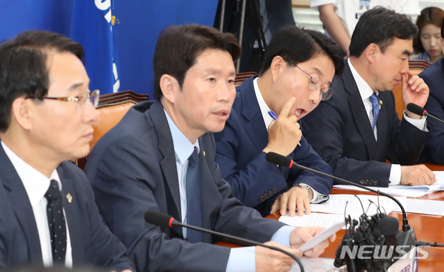 【서울=뉴시스】이종철 기자 = 18일 서울 여의도 국회에서 열린 더불어민주당 원내대책회의에서 이인영 원내대표가 모두발언을 하고 있다. 2019.06.18.&nbsp; jc4321@newsis.com